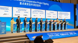 2025大湾区—东盟经济合作（前海）论坛重点商贸合作项目签约仪式。