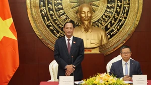 国会副主席陈光方在会见中讲话。