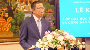 越南驻华大使范清平在开学仪式上讲话。