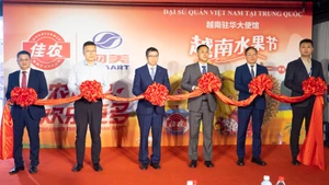 范清平大使出席越南商品中国日暨越南水果节剪裁仪式。