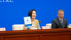 广西壮族自治区人民政府副主席卢新宁答记者问。