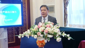 农德来参赞自会上发言。