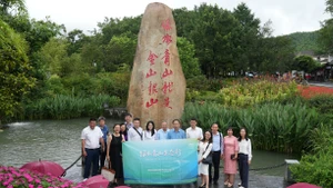 图“绿水青山生态行”越中专家在浙江省余村考察。（图片来源：组委会提供）