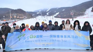 外国媒体记者在中旅松花湖滑雪场合影。（图片来源：新华社）