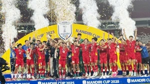 越南U23球员在格罗拉·邦卡诺体育场欢欣鼓舞地高举2025年东南亚U23锦标赛冠军奖杯。（图片来源：越通社）