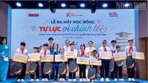 此次活动向六个捐献器官家庭的10名孩子颁发了奖学金。