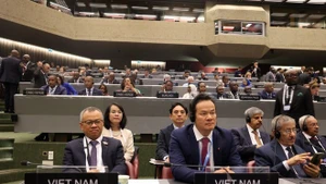 越南国会对外委员会副主任阮孟进先生与越南常驻联合国日内瓦办事处和瑞士其他国际组织代表团团长梅潘勇大使，以及越南代表团其他成员出席第149届各国议会联盟大会。（图片来源：越通社）