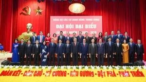 越共中央总书记苏林同党和国家现任、历任领导同志合影。