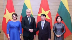 越南国家主席梁强和夫人与立陶宛总统吉塔纳斯·瑙塞达和夫人合影。（图片来源：越通社）