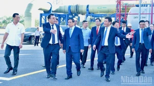 越南政府总理范明正视察仁泽热电3号和4号项目。