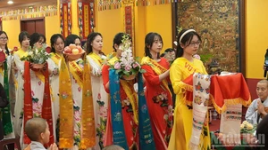 盂兰盆节孝亲报恩大典的敬香仪式。（春兴 摄）