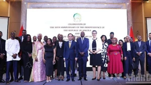 出席招待会的各位代表合影。