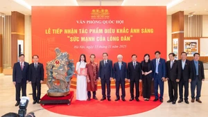 越南国会主席陈青敏出席光雕作品《民心力量》接收仪式。（本报记者 维灵摄）