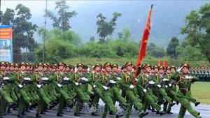越南人民公安战士参加越南国庆80周年庆典阅兵游行演练活动。(图片来源：越通社）