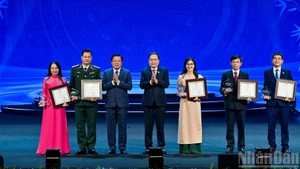 国会主席陈青敏与中央内政部部长潘廷濯向获得A等奖的作者团队代表颁奖。