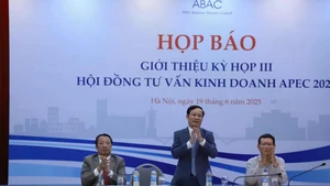2025年亚太经合组织工商咨询理事会第三次会议记者会。（图片来源：越通社）