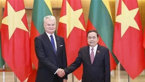 越南国会主席陈青敏会见立陶宛总统瑙塞达。（图片来源：越通社）