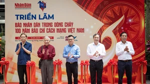 《人民报》纪念越南革命新闻日百年书籍和出版物问世暨办展。