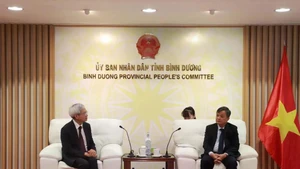 平阳省人民委员会副主席裴明智会见中国台湾神达控股集团（MiTAC）董事苏亮。（图片来源：越通社）