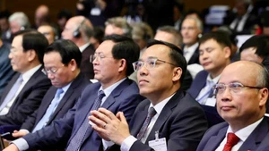 在越南政府总理范明正对法国进行正式访问期间，工贸部领导出席了有关促进越法能源领域合作的活动。（图片来源：越通社）