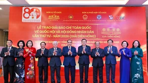 国会主席陈青敏与党和国家各位现任和原任领导人合影。