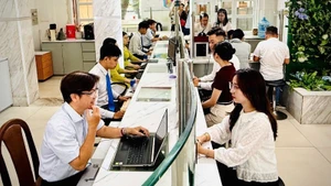 目前，全国34个地方中已有33个颁布了关于省级与乡级收入来源和支出任务分级的决议。