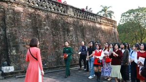 游客体验“旗台记忆”历史文化体验游。