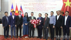马德望省领导向越南总领事馆致以祝贺，庆祝越南国庆80周年。（本报记者 丁长摄）