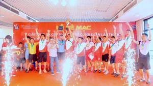 越共中央委员、《人民报》社总编辑、中央宣教与民运部副部长、越南新闻工作者协会主席黎国明向《人民报》足球队颁发冠军奖杯。