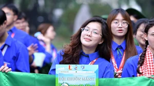 首都大学生志愿者出席2025年“绿色暑期”志愿行动出征仪式。
