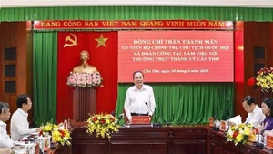 国会主席陈青敏在会上发言。（图片来源：越通社）
