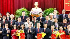 国会主席陈青敏与代表们合影。（图片来源：越通社）