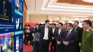 范明正总理参观会议期间举行的科技创新展。