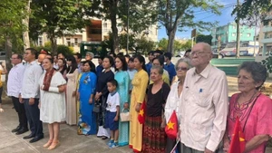 各位代表出席缅怀胡志明主席的鲜花仪式。