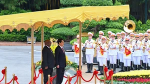 越南国家主席梁强主持了国家级仪式，欢迎南非共和国总统马塔梅拉·西里尔·拉马福萨一行到访。（图片来源：人民报）