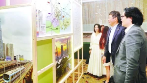 外资投资者在交流会上了解招商引资项目情况。（ 世英 摄）