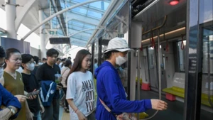 许多河内市民每天搭乘呠—河内火车站轻轨车（高架段）出行。（本报记者 水源摄）