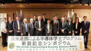 越南驻福冈总领事武芝梅、日本广岛大学校长越智光夫教师、美国爱达荷大学校长斯科特·格林等代表合影。（图片来源：越通社）