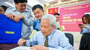 何登记者亲笔签赠书籍。