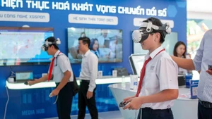 学生在“岘港——发展与融入”展览会上体验虚拟现实技术。