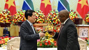 越南国家主席梁强为南非总统举行欢迎国宴。