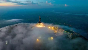 南部屋脊在云雾中若隐若现。（图片来源：太阳集团）