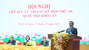 越共中央书记处常务书记陈锦秀发表讲话。