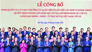 党、国家和河内市委领导与河内新设乡、坊主要干部同志合影。