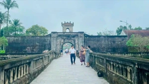 游客参观广治古城遗迹。