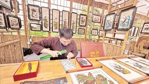 在“北宁文化精粹——东湖色彩”文化活动中设立的东湖民间画展位。