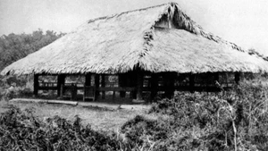 宣光省山阳县新朝亭 —— 1945年8月16日，越盟召开的全国人民代表大会在此举行。大会通过了《越盟十大政策》、通过了《总起义令》，并规定了国旗、国歌；同时成立了民族解放委员会，即临时政府，由胡志明同志担任主席。（图片来源：越通社资料）