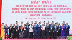 党和国家现任、原任领导人与各阶层优秀代表合影。