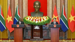 越南国家主席梁强和南非总统马塔梅拉·西里尔·拉马福萨主持记者会。