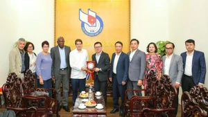 《人民报》社总编辑、越南新闻工作者协会主席黎国明与古巴拉美通讯社社长豪尔赫·莱加诺亚·阿隆索及代表团成员合影。（山海 摄）